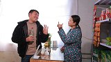 小伙给老爸买酒，不管老板娘要多少钱，小伙都给一半，太气人了