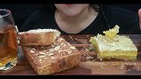野生黄金蜂巢蜜搭配厚片杏仁吐司，小姐姐的早餐好丰盛呀
