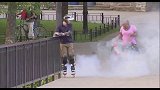 一女子拿着灭火器，在街上追着一名男孩，这可真搞笑！