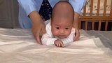 专业月嫂示范如何给新生儿宝宝练习抬头，接下来宝宝的表情好萌！