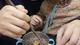 爸爸给女儿挑鱼刺，妈妈在一旁捣乱