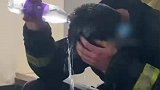 消防员救援6小时后，用水降温头顶依然冒白烟！