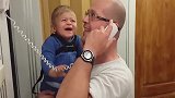 爸爸拿起电话，小宝宝莫名就哈哈哈大笑不止，这是被点笑穴了吗