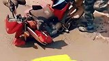 这老哥骑摩托车，掉进混凝土堆里了