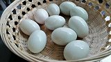 腌鸭蛋时，直接裹盐可不行，按照这个方法做，鸭蛋个个起沙流油