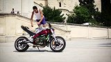 狂拽酷炫！法国美女炫摩托车技巧