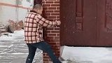 家门口积雪成冰，男子怎么努力也进不了家门