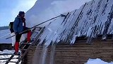 这里的木屋太奇特了，一敲雪全部下来