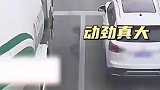 轮胎突然爆炸，动劲真大