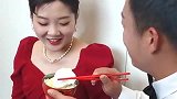 新郎喂新娘鸡蛋的环节，问到新娘生不生，新娘的回答也是够默契！