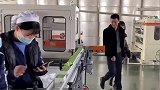 员工上班玩手机，结果纸巾开口被老板逮到了
