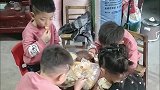 龙凤四胞胎宝宝每天吃饭都是这个样子，一大桌子的菜不够吃啊