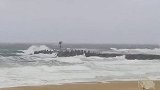 热带风暴“费伊”登陆美国：狂风激起海浪拍击沙滩