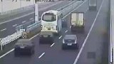 货车在高速上失控，跌跌撞撞侧翻在地