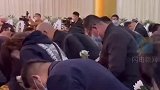 青岛交警李涌遗体告别仪式现场市民自发前来送行