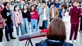 留学生国外街头弹古筝惊艳外国人