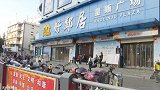 湖北荆州：大妈霸占超市停车区收费： 我是为民服务！
