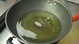 大米倒入滚烫油锅里，瞬间秒变美食，真是高手在民间，太厉害了