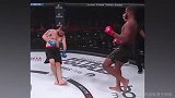 脚大的优势？UFC一脚飞踢正中面门