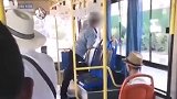 甘肃一公交车服务人员擦玻璃竟用口水 公交公司：正调查
