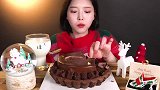 小姐姐独享一整个巧克力蛋糕，吃完这一个能胖不少斤吧