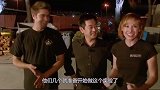 光脚走火炭真的不会烫伤老外作死亲测，是不是被烫的满脚泡