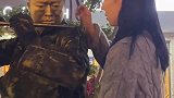 美女为铜人擦眼泪，善良的姑娘