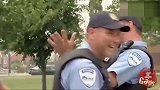 整蛊：法式见面礼仪，又来了个女警花，路人开心的太早了