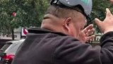 大哥被单车头盔难住，戴不上又不得不戴