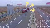真以为看不到，高速路口上演双车齐倒