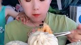 短发姑娘吃素包子，蘸上自制的料汁，大口吃得真带劲啊