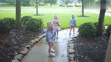 下雨了，五胞胎穿着雨衣走出外面，就像走入童话世界一样