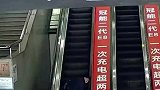 旅客在火车站，上扶梯时摔倒，巡特警大队一秒出警
