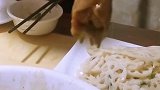仔细看，盘子里应该有一条蚯蚓，老板你是来钓鱼的吗