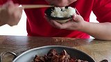 胖妹嘴馋吃猪鞭，这吃相太香了，你敢尝试一下吗