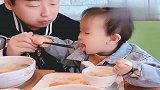 爸爸故意抢宝宝饭，下一秒宝宝说了这话，可真逗！