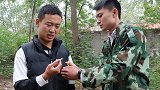 老板回老家接母亲，发小递烟却被羞辱，母亲的话老板羞愧