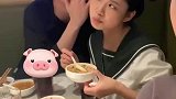女生带闺蜜一起吃饭