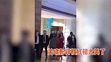 关晓彤穿开衩红裙，前凸后翘身材性感，被众多保镖包围御姐范十足