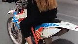 这小姐姐骑摩托的样子也太酷了吧，我喜欢上她了好像