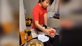 张柏芝晒二儿子做菜照 Quintus留长发神似谢霆锋
