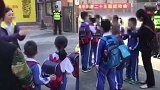 小学生未背指定书包被校长围观批判？官方：是指导学生整理轻书包