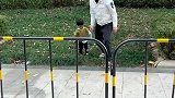 爸爸教孩子翻阅障碍，孩子看到栏杆后懵了