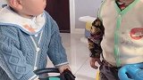 牙齿都没长齐的俩萌娃，用婴语六级吵架可凶了