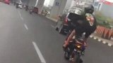 神操作公共道路可不是你炫耀车技的场所，后果还是很严重的