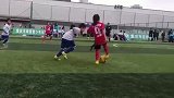 中国足球小将秀连串漂亮动作！她是女孩才三年级