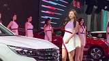 你细看细看车展的7朵金花，每天台下围满了人。