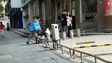 男子趁外卖小哥送餐，偷走了外卖箱里的外卖