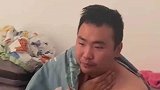 男子发烧时嗓子疼出痛苦面具，妻子记录其喝水全过程