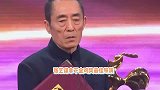 张艺谋获得第十座金鸡奖杯，哽咽怀念已故母亲，最佳导演实至名归